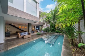 Una piscina al aire libre