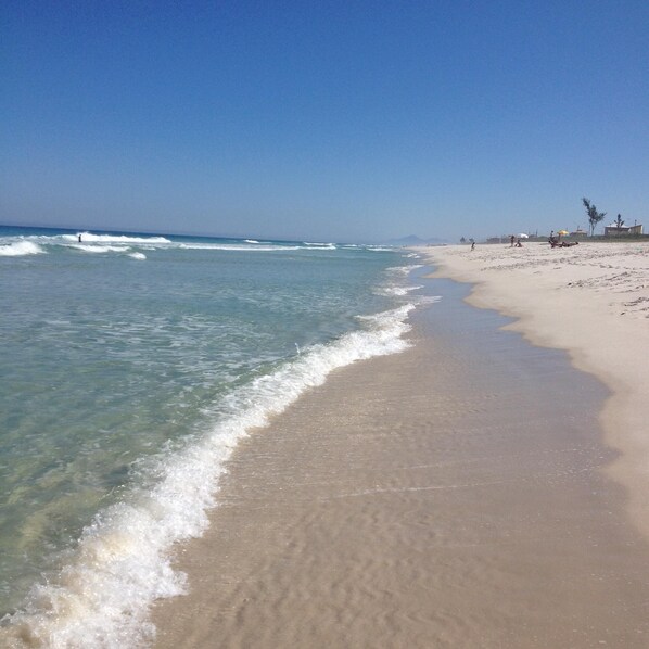 Na praia, espreguiçadeiras 