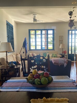 TV, DVD player, livros, videoteca