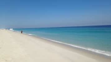 Na praia, espreguiçadeiras