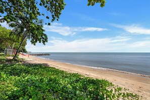 Beach nearby, sun-loungers - Cute Beach Cottage with Huge Private Pool and Close to the Beach! (Holloways Beach)