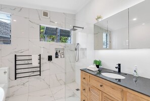 Combined shower/bathtub, towels, soap, shampoo