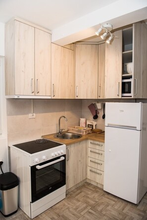 Réfrigérateur, micro-ondes, four, plaque de cuisson