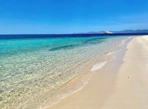 Passez la nuit sur l'eau, faites une excursion d'une journée ou une charte de nuit sur l'île.