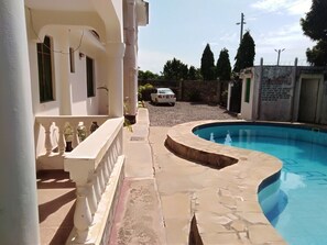 Una piscina al aire libre