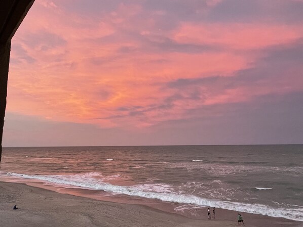 På stranden, solstolar och strandhanddukar