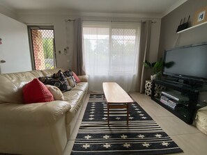 Living area - MANDURAH 2 BR HOUSE |Secure & Private-Great Value! (Greenfields)