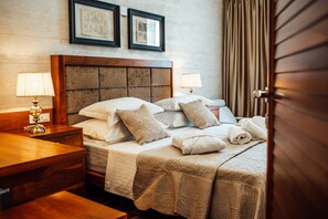 3 bedrooms, in-room safe, iron/ironing board, WiFi