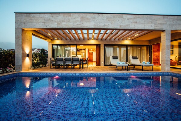 حمّام سباحة خارجي