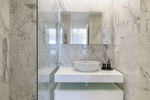 Douche, séchoir à cheveux, bidet, serviettes fournies