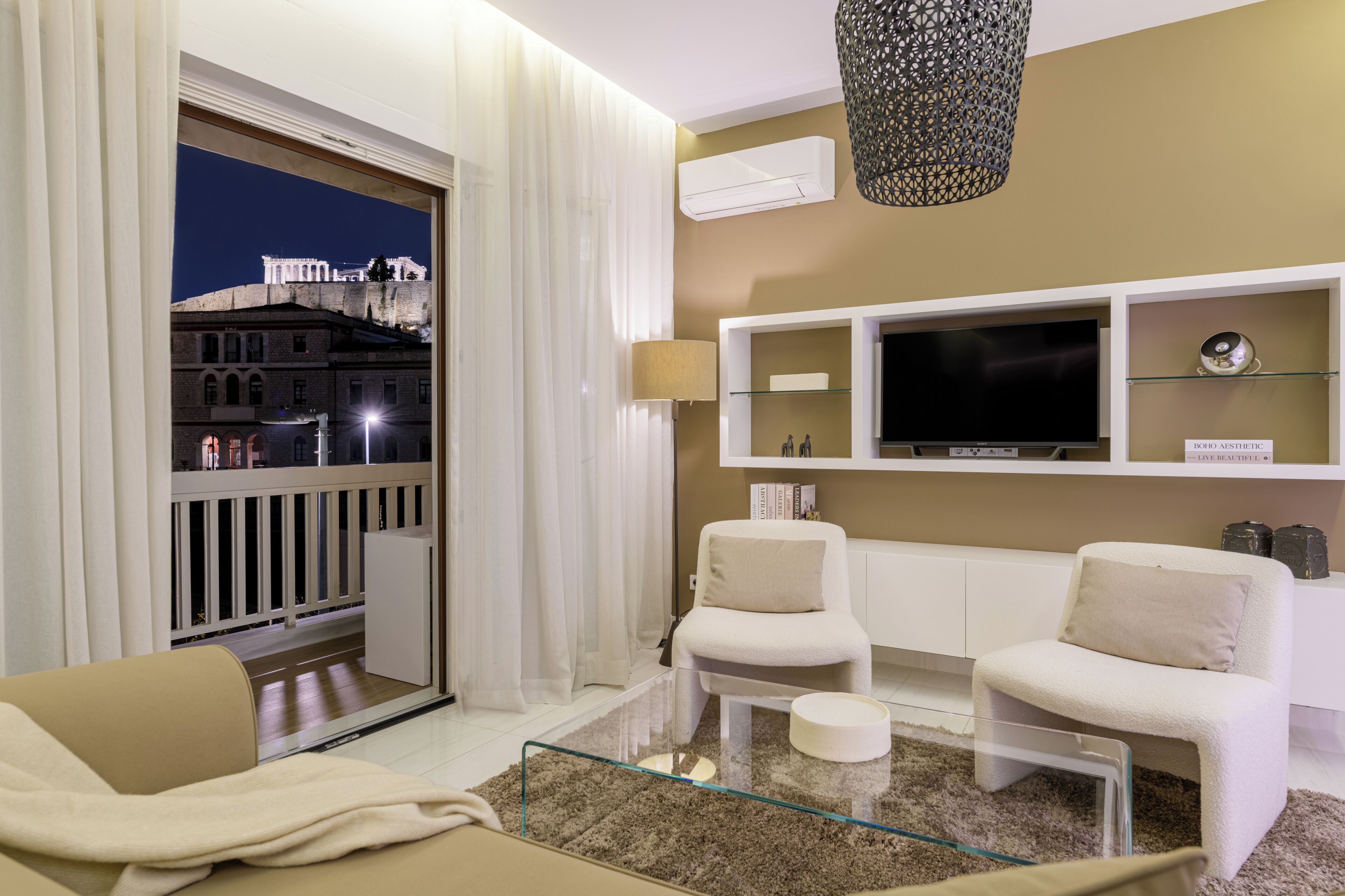 Smart TV, Netflix, books, streaming services