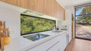 Kjøleskap, mikrobølgeovn, ovn og oppvaskmaskin