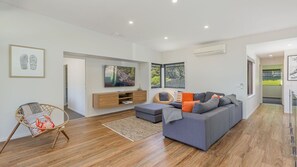 TV - Sirocco on Main - Perfect Central Location! (Merimbula)