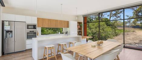 Kühlschrank, Mikrowelle, Ofen, Geschirrspüler