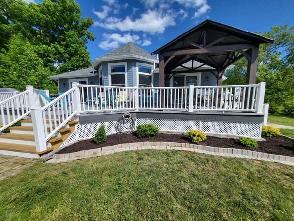 Exterior - Luxury Waterfront Cottage 1000 Islands 6 BR, 4.5 Baths Book your 2026 vacation! (Alexandria Bay)
