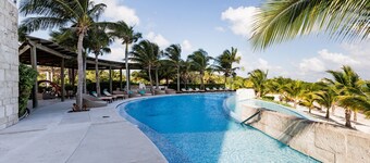 Ocean view 3 bedroom condo! Infinity pool