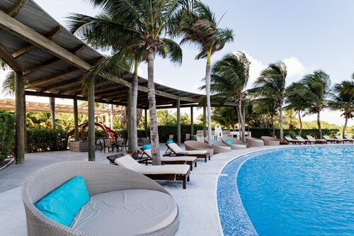 Ocean view 3 bedroom condo! Infinity pool