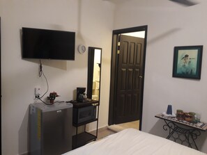 1 bedroom, free WiFi, bed sheets - 3.5 BLOCKS FROM OCEANFRONT WALK EVERYWHERE!!! (COZUMEL)