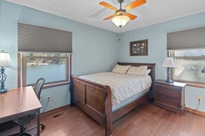 4 chambres, bureau, fer et planche à repasser, lit de bébé portatif