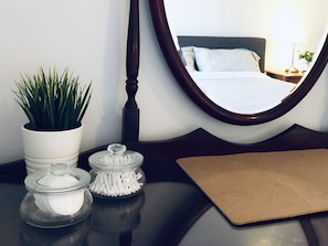 3 slaapkamers, een bureau, een strijkplank/strijkijzer, reisbedje