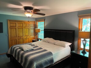 4 Schlafzimmer, Schreibtisch, Bügeleisen/Bügelbrett, Reisekinderbett
