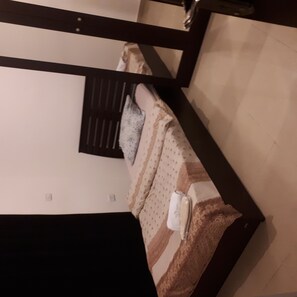 3 habitaciones, tabla de planchar con plancha y ropa de cama 