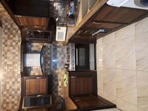 Een magnetron, kookgerei, borden en bestek