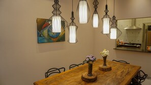 Dining - Comfort, privacy, 24 hour security. Accommodates families, children and animals (Ubatuba)
