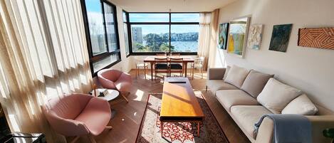 TV connectée, livres, chaîne hi-fi