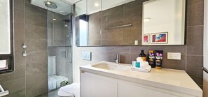 シャワー付き浴槽、ヘアドライヤー、タオル、石鹸