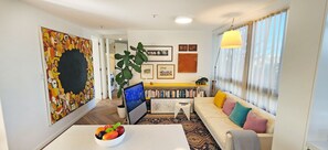 Smart TV, books, stereo - Beautiful harbour views, stylish apartment with pool & parking (Darling Point)