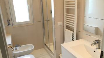 Dusche, Haartrockner, Bidet, Handtücher