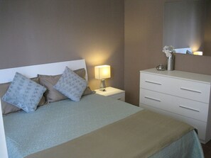 2 habitaciones, tabla de planchar con plancha y acceso a internet 