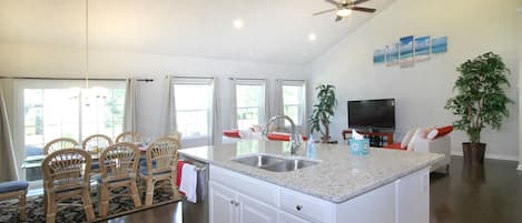 冰箱、微波炉、烤箱、炉灶