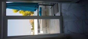 Blue Marine - mediterranes Haus mit 6 Terrassen und Meerblick in einer Strandstraße
