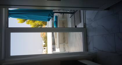 Blue Marine - mediterranes Haus mit 6 Terrassen und Meerblick in einer Strandstraße