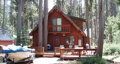 3 makuuhuonetta, 2 kylpyhuonetta, vuodepaikkoja 8. Donner-järven West End of DLR # 021