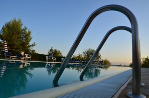 A swimming pool with lounge chairs and umbrellas, surrounded by trees. - FARM-POOL-APARTMENT 5 pers. 2 ROOMS - 2 BATHROOMS (La Serra)