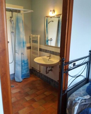 Shower, hair dryer, bidet, towels - FARM-POOL-APARTMENT 5 pers. 2 ROOMS - 2 BATHROOMS (La Serra)