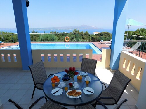 Villa Maria, Plaka, La Canée. Très privé avec vue sur la piscine, la mer et la montagne.