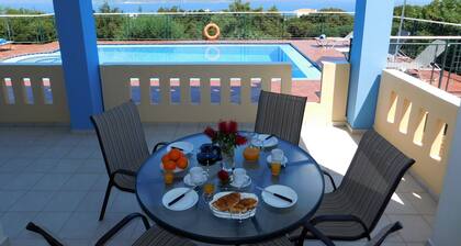 Villa Maria, Plaka, La Canée. Très privé avec vue sur la piscine, la mer et la montagne.