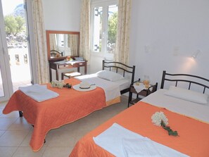 3 bedrooms, iron/ironing board, travel cot, free WiFi - A very private 3 bedroom villa with large pool, fantastic sea & mountain views. (Chania)