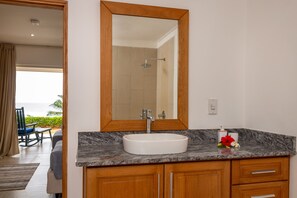 Badewanne, Haartrockner, Handtücher