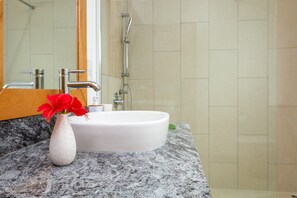 Badewanne, Haartrockner, Handtücher