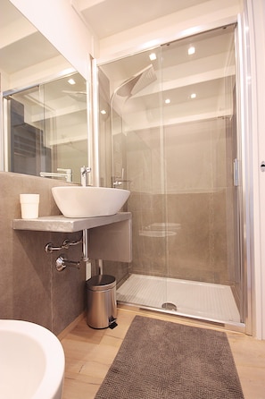 Douche, sĂšche-cheveux, bidet, serviettes fournies