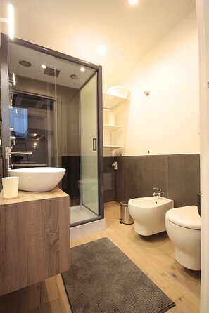 Dusche, Haartrockner, Bidet, Handtücher