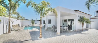 VILLA MARABÚ, WITH PRIVATE SWIMMING POOL IN CONIL DE LA FRONTERA