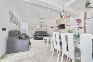 Smart TV - VILLA MARABÚ, WITH PRIVATE SWIMMING POOL IN CONIL DE LA FRONTERA (Conil de la Frontera)