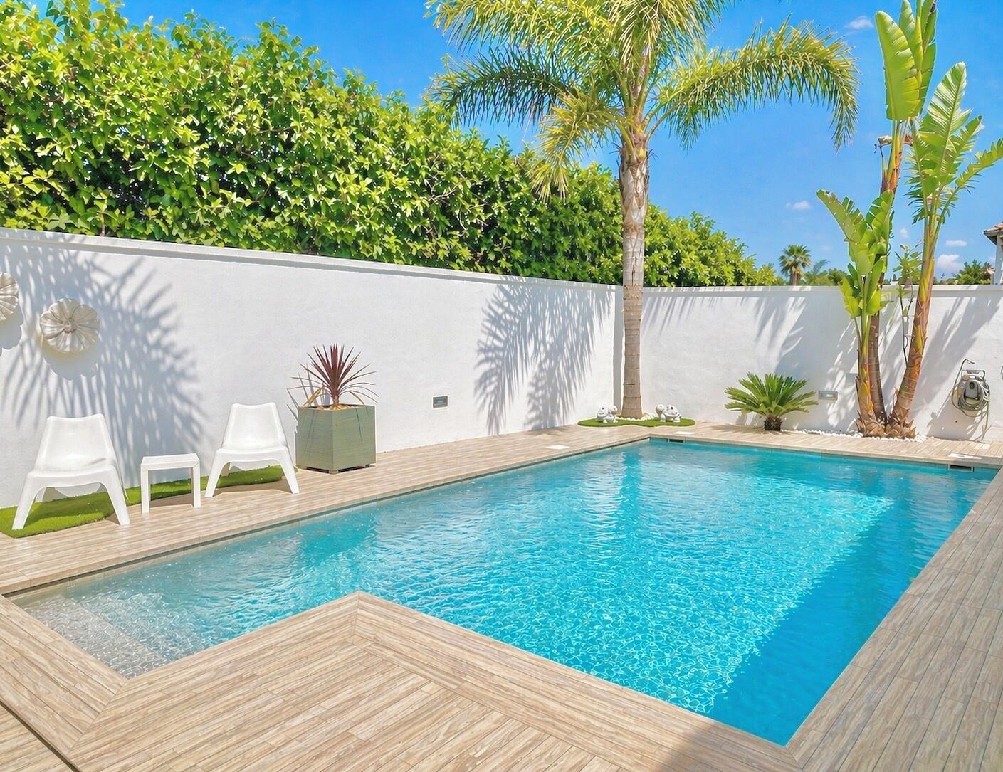 Una piscina al aire libre