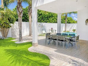 Un patio abrité comprenant une table de billard, des sièges et une petite piscine.